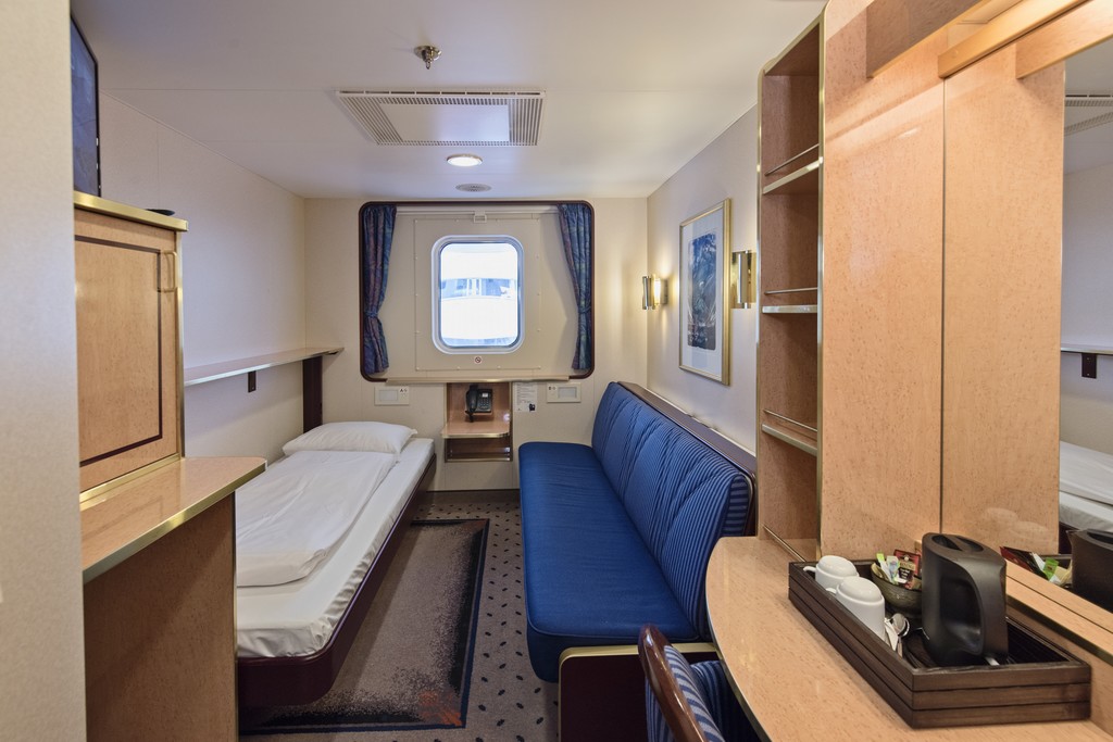 Hurtigruten MS Finnmarken Artic Superior Upper Deck Twin 2.jpg